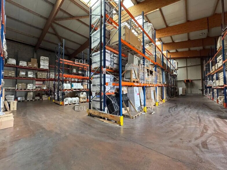 Local d'activités dans Pontault-Combault à vendre - Photo de l’immeuble – Image 1 sur 14