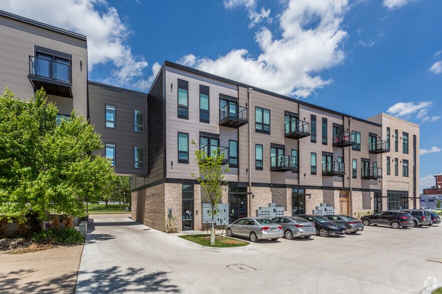 200 W 1st St, Cedar Falls, IA à louer - Photo de l’immeuble – Image 2 sur 24