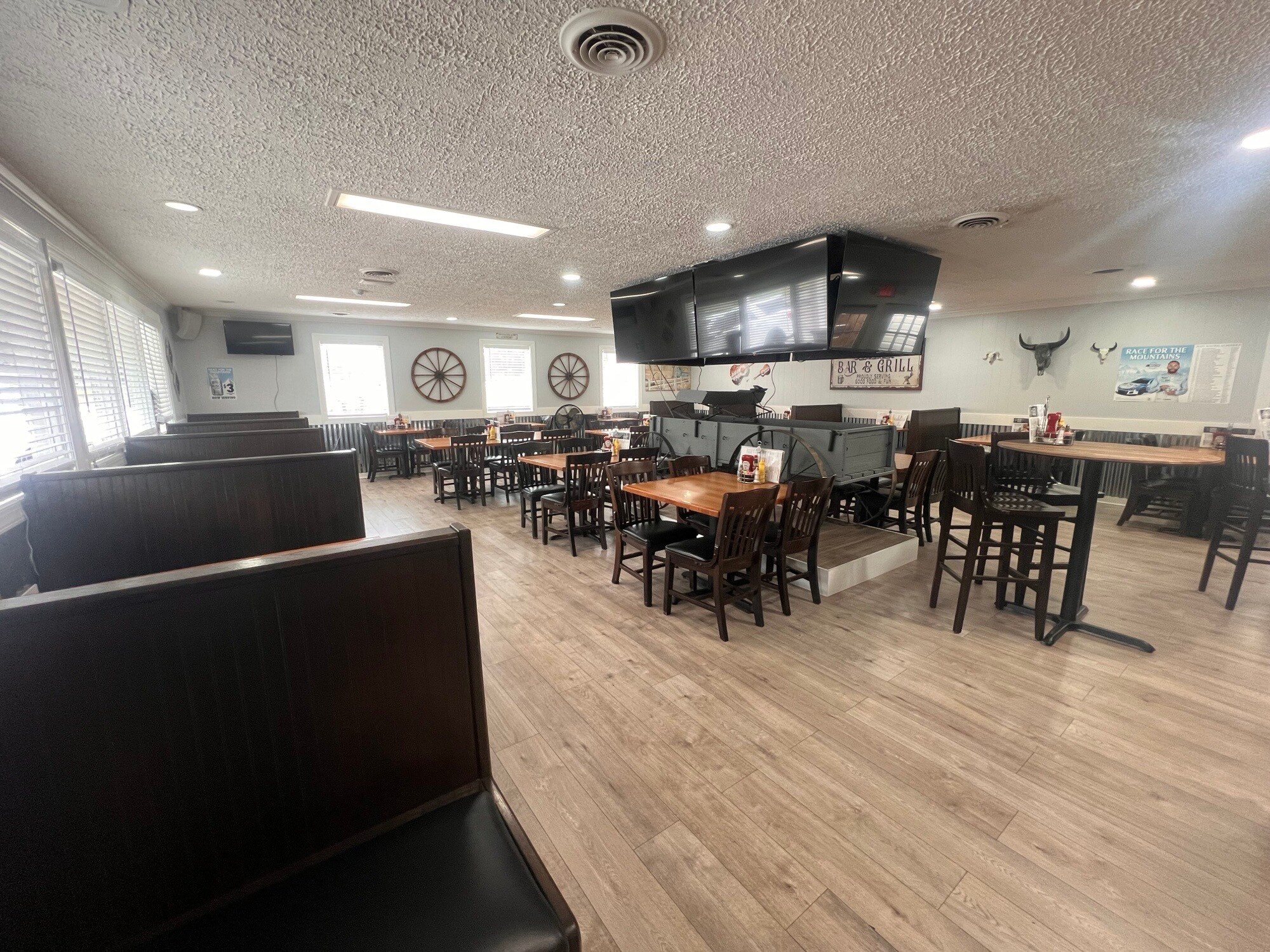 15170 & 15182 George Washington Memorial Hwy, Saluda, VA à vendre Photo principale– Image 1 sur 11