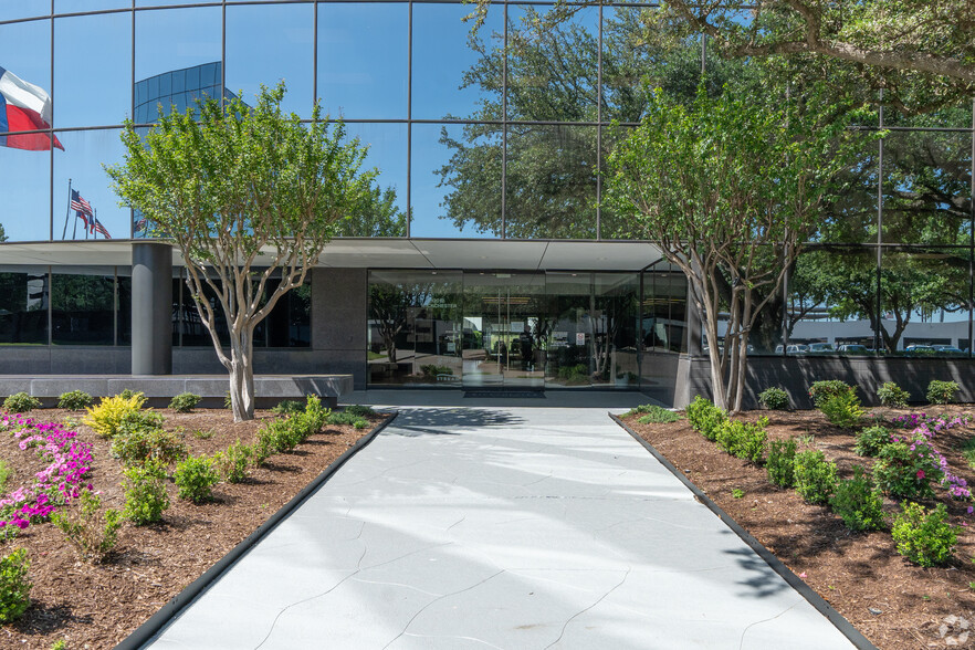 12012 Wickchester Ln, Houston, TX à louer - Photo de l’immeuble – Image 2 sur 10