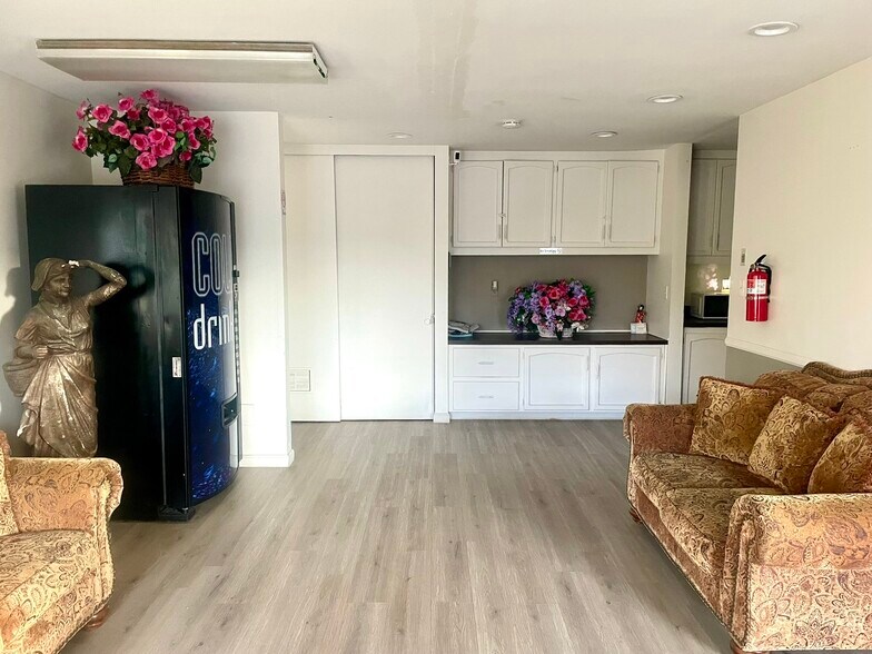 1155 E Grand Ave, Escondido, CA à vendre - Photo intérieure – Image 2 sur 20