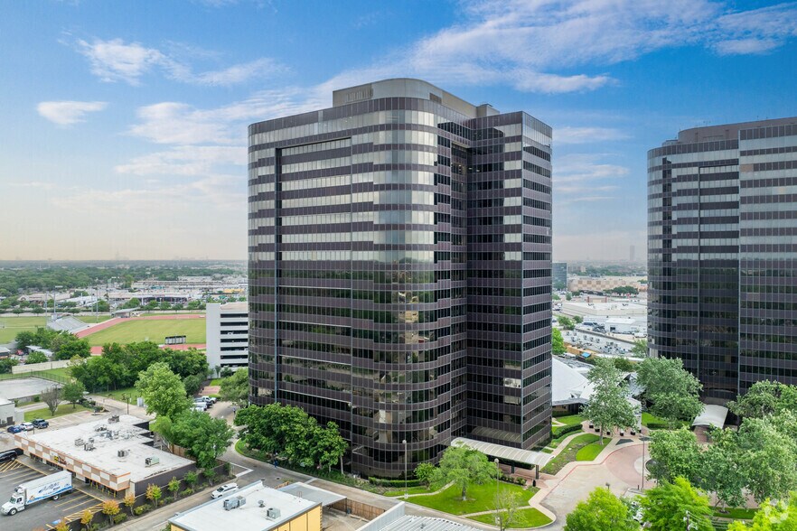 7324 Southwest Fwy, Houston, TX à louer - Photo de l’immeuble – Image 1 sur 13