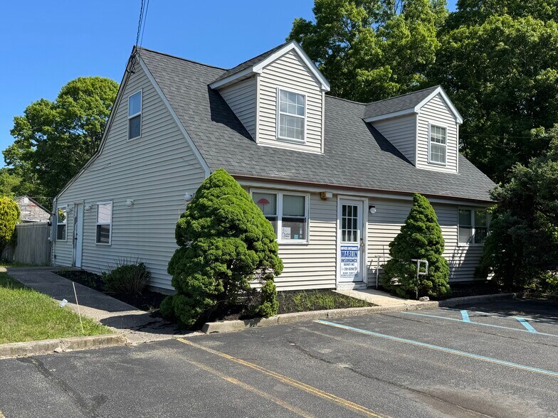 1138 William Floyd Pky, Shirley, NY à vendre - Photo de l’immeuble – Image 3 sur 6