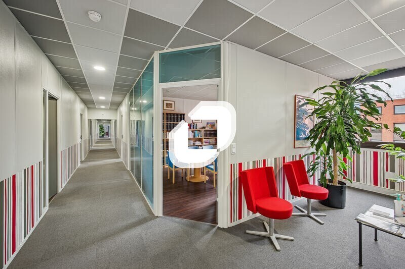 Bureau dans Montigny-le-Bretonneux à vendre - Photo de l’immeuble – Image 3 sur 18