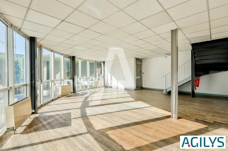 Local d’activités dans Fontenay-sous-Bois à louer - Photo de l’immeuble – Image 3 sur 10