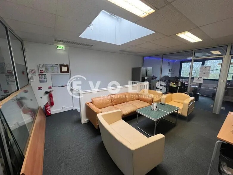 Bureau dans Croissy-Beaubourg à vendre - Photo intérieure – Image 2 sur 4