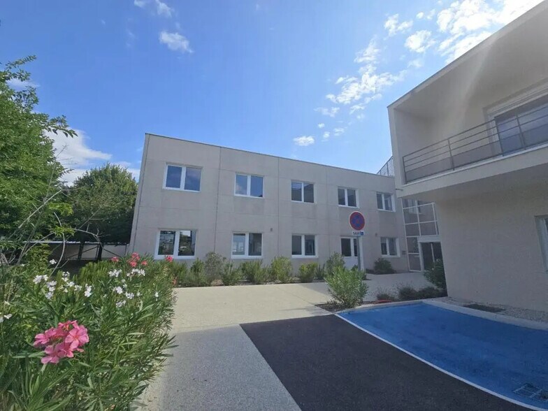22 Rue Du 35Eme Regiment D'Aviation, Bron à vendre - Photo de l’immeuble – Image 2 sur 10