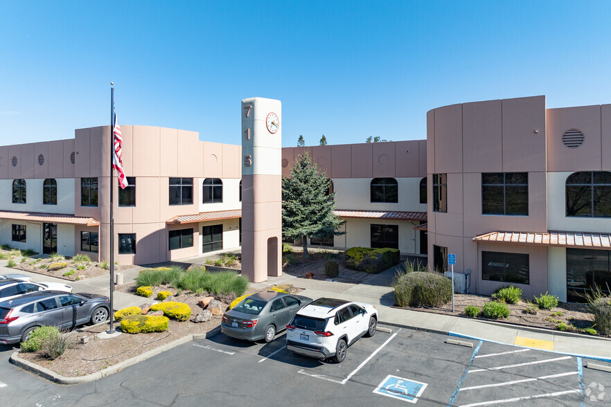 715 Southpoint Blvd, Petaluma, CA à louer - Photo de l’immeuble – Image 3 sur 7