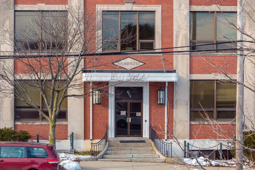 735 Allens Ave, Providence, RI à louer - Photo de l’immeuble – Image 2 sur 21