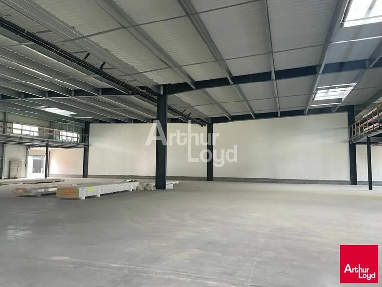 Local d'activités dans SAINT-BARTHELEMY-D'ANJOU à vendre - Photo de l’immeuble – Image 1 sur 3