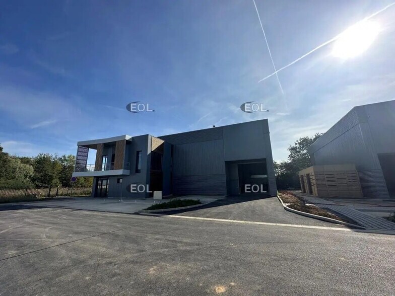 Local d'activités dans Chanteloup-en-Brie à vendre - Photo de l’immeuble – Image 1 sur 8