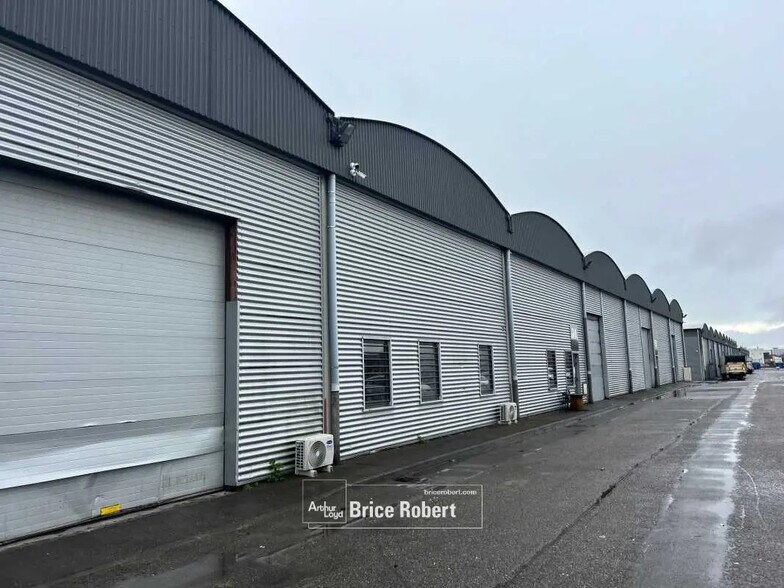 Local d’activités dans Saint-Priest à louer - Photo de l’immeuble – Image 1 sur 6