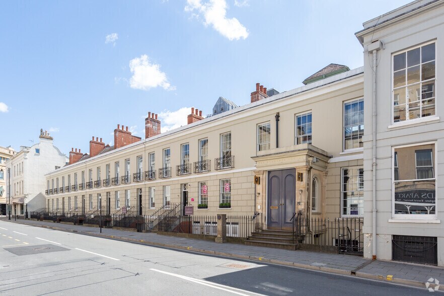 1-6 Clarence Para, Cheltenham à vendre - Photo principale – Image 1 sur 2