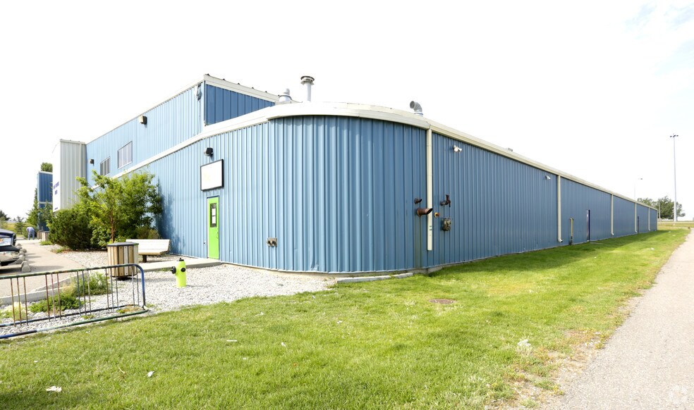 200 East Lake Cres NE, Airdrie, AB à louer - Photo de l’immeuble – Image 2 sur 15