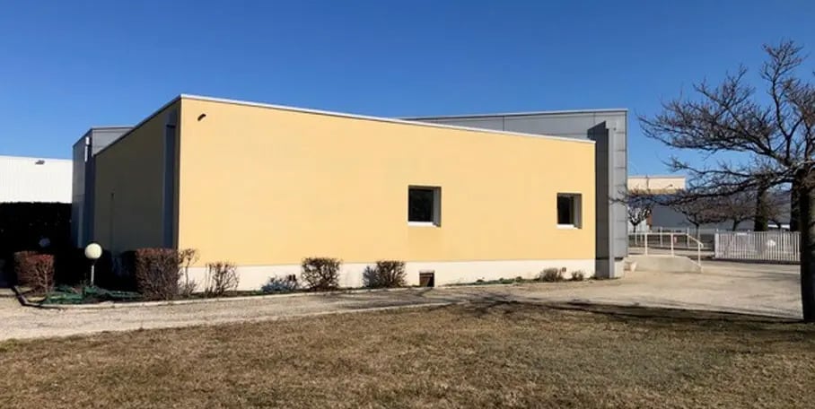 Local d’activités dans Valréas à louer - Photo de l’immeuble – Image 3 sur 5