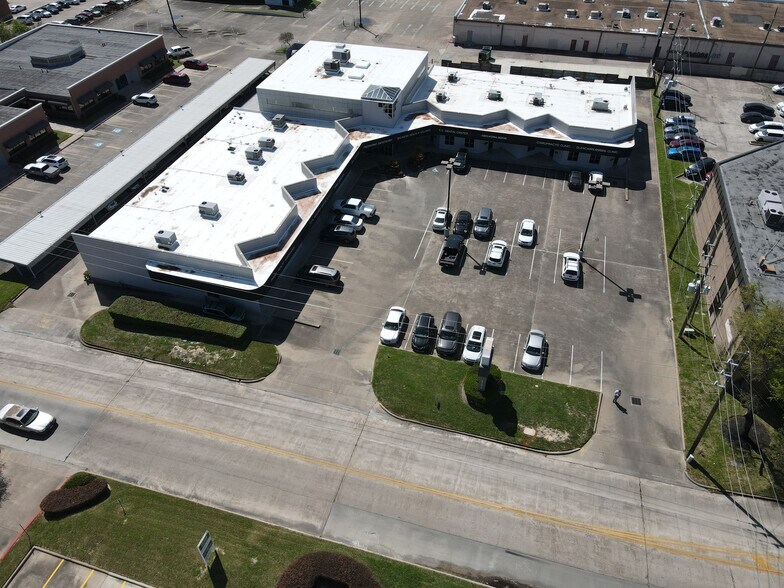 16125 Cairnway Dr, Houston, TX à louer - Photo de l’immeuble – Image 2 sur 2