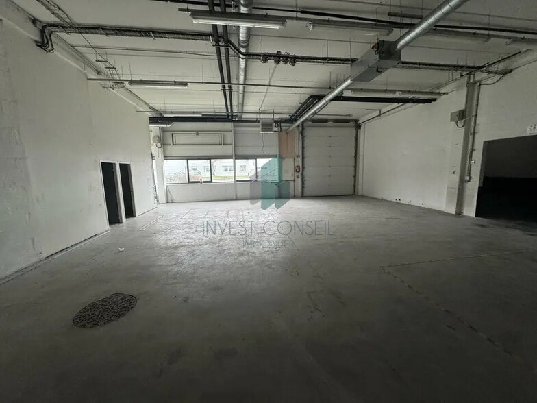 Local d’activités dans Cergy à louer - Photo de l’immeuble – Image 3 sur 8
