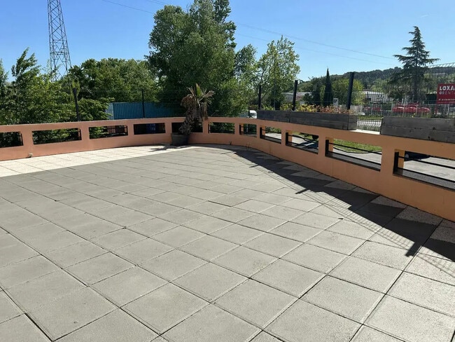 Plus de détails pour Local commercial à louer