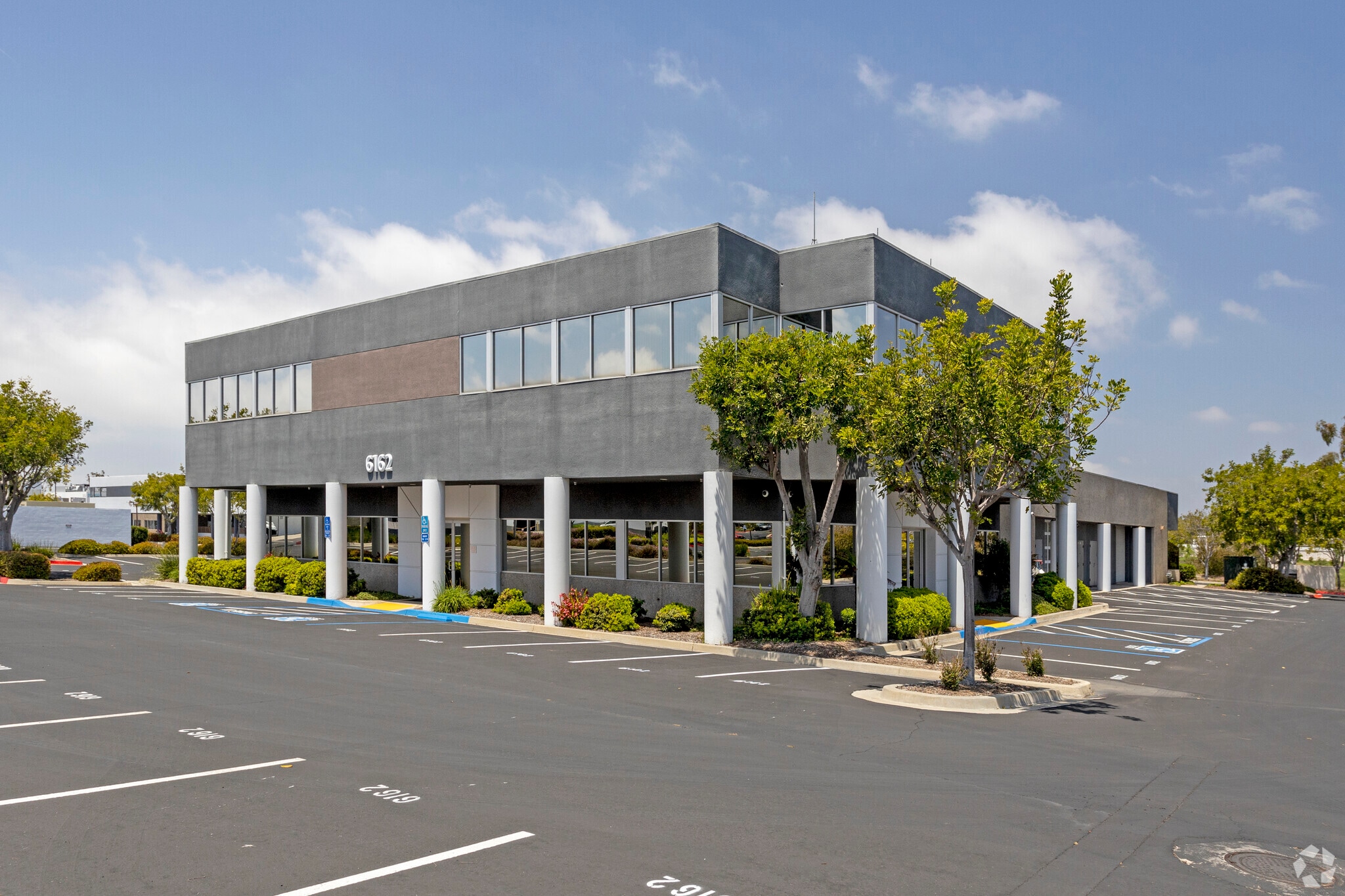 6162 Nancy Ridge Dr, San Diego, CA à louer Photo principale– Image 1 sur 8