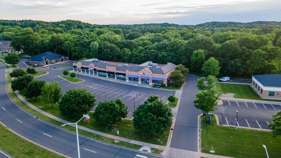 3418-3450 Oakwood Hills Pky, Eau Claire, WI à louer - Photo de l’immeuble – Image 2 sur 4