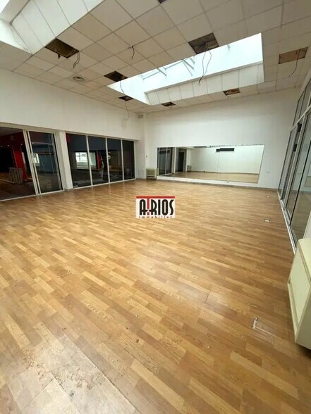 Local commercial dans Hyères à vendre - Photo de l’immeuble – Image 2 sur 7