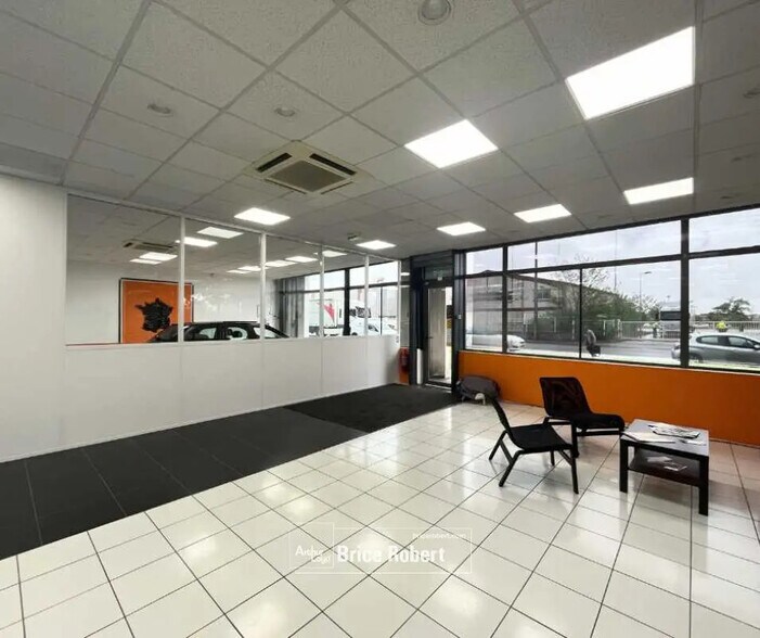 Local commercial dans Décines-Charpieu à louer - Hall d’entrée – Image 1 sur 3