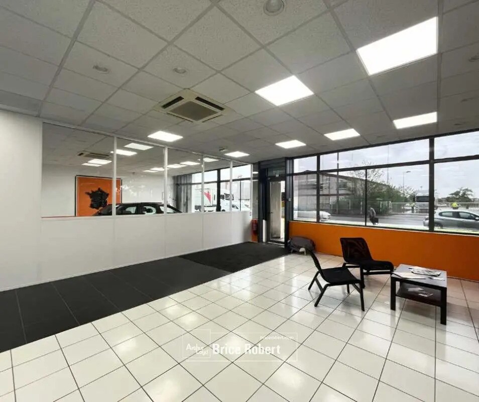 Local commercial dans Décines-Charpieu à louer Hall d’entrée– Image 1 sur 4