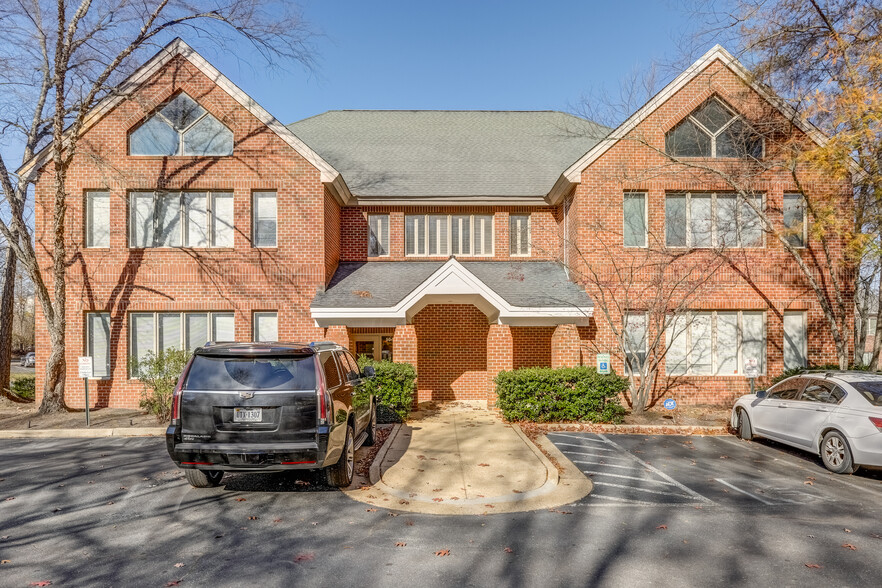 5040 Sadler Pl, Glen Allen, VA à louer - Photo de l’immeuble – Image 1 sur 12