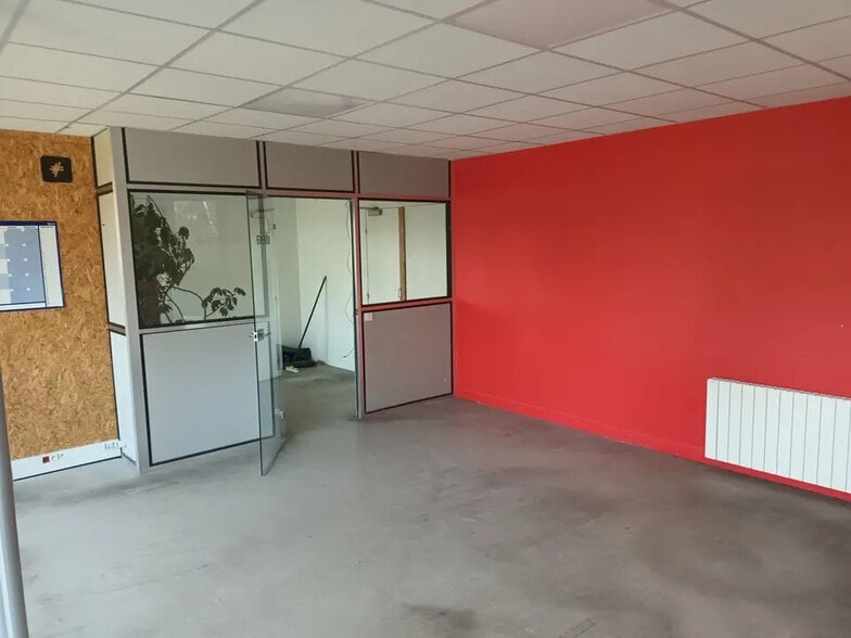 Local d’activités dans  à louer - Photo de l’immeuble – Image 3 sur 15