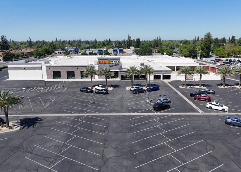 5445 N Blackstone Ave, Fresno, CA à louer - Photo de l’immeuble – Image 1 sur 1