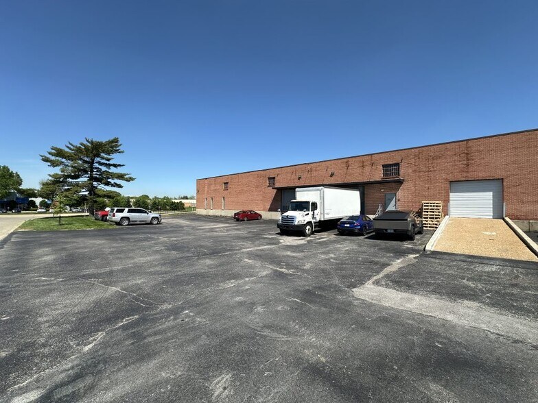 2462-2470 Schuetz Rd, Maryland Heights, MO à vendre - Photo de l’immeuble – Image 3 sur 8