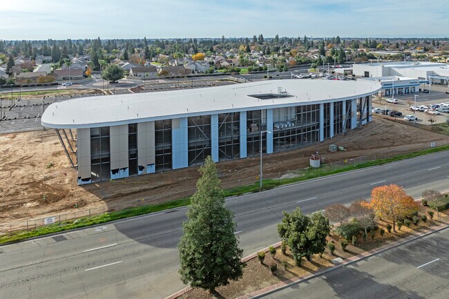 Plus de détails pour 700 W Herndon Ave, Clovis, CA - Bureau à louer