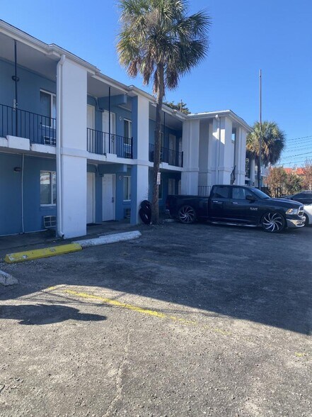 403 14th Ave S, Myrtle Beach, SC à vendre - Photo principale – Image 1 sur 1
