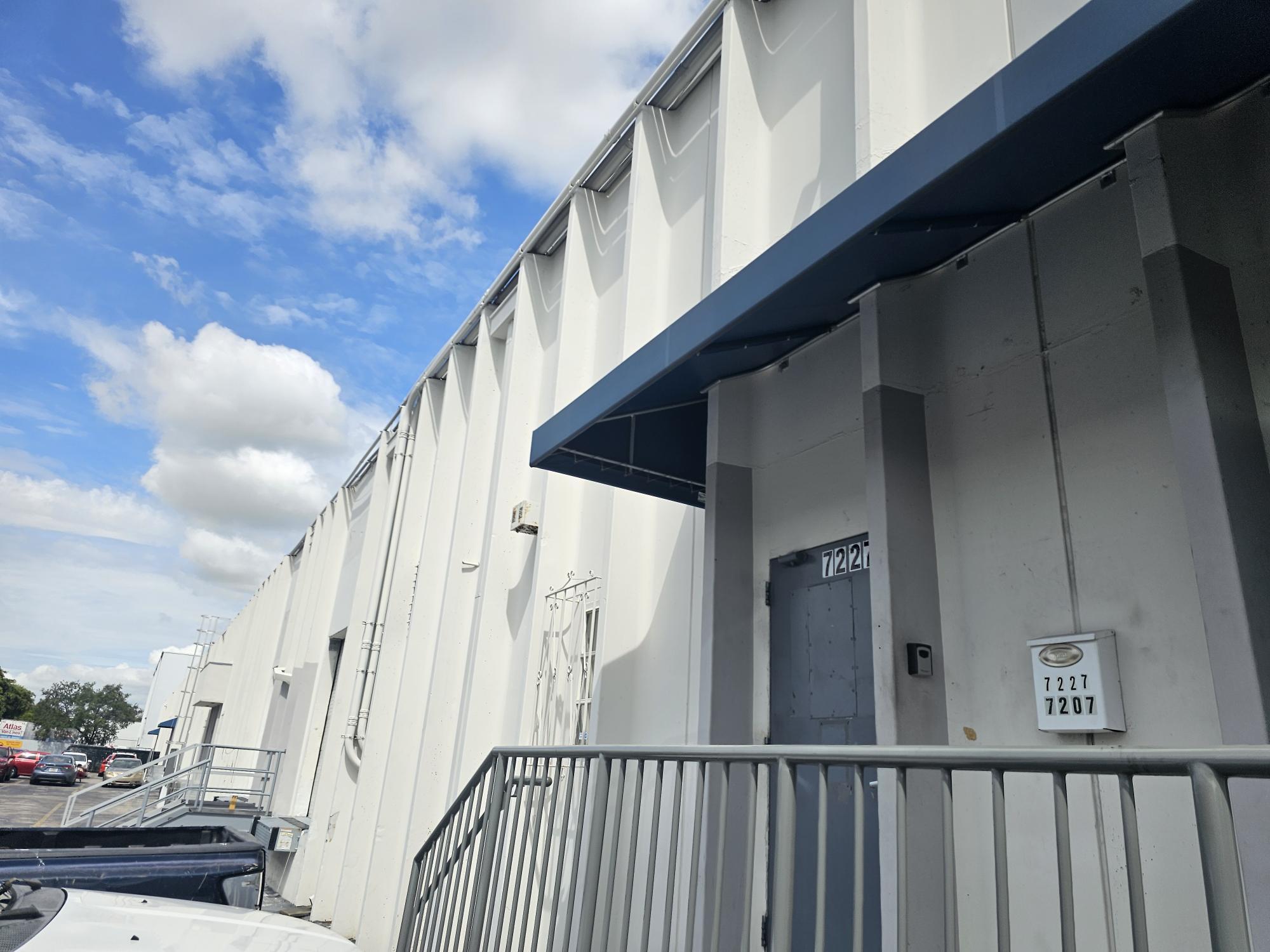 7212-7282 NW 33rd St, Miami, FL à louer Photo de l’immeuble– Image 1 sur 9