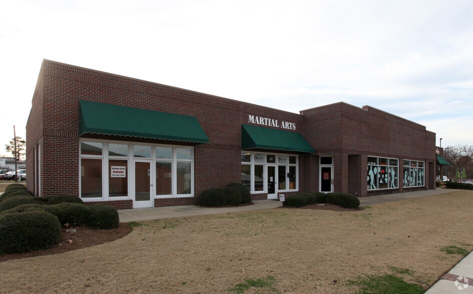 400-412 E Broad St, Fuquay-Varina, NC à louer - Photo de l’immeuble – Image 2 sur 3