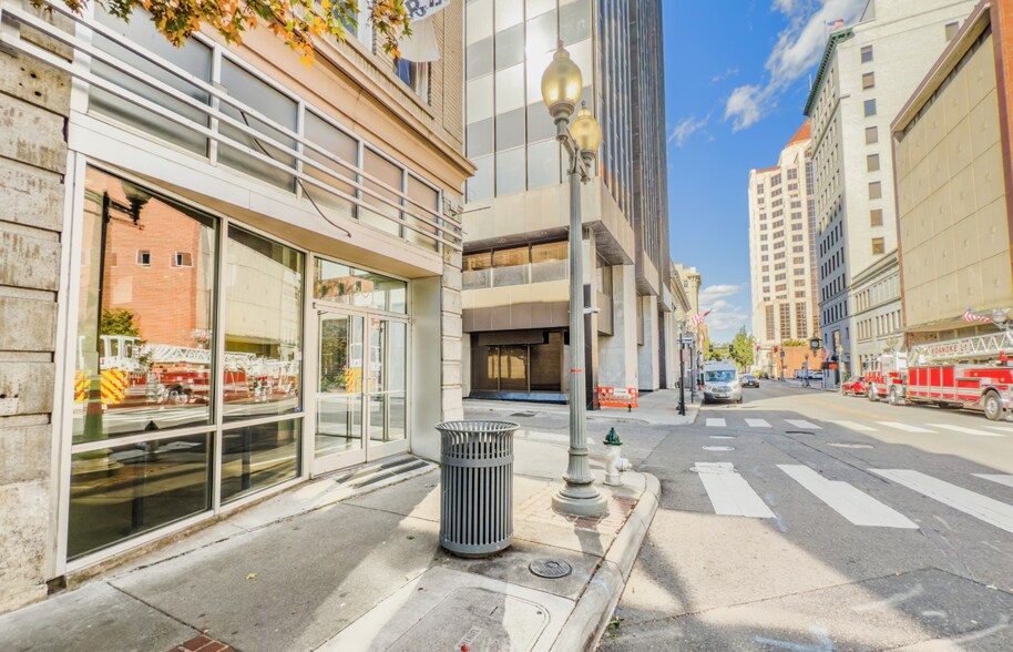 301 S Jefferson St, Roanoke, VA à louer - Photo de l’immeuble – Image 3 sur 14