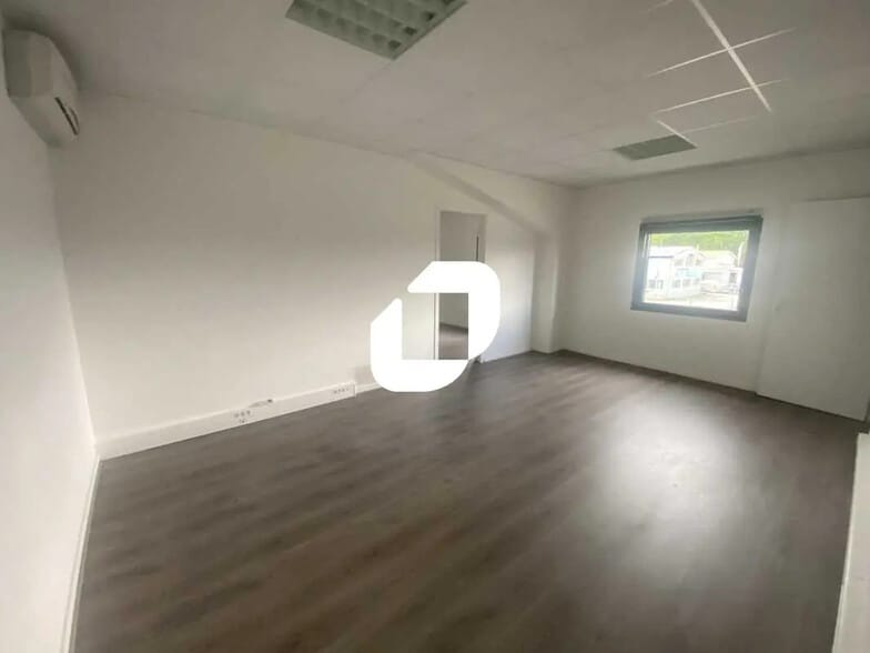 Bureau dans SAINT-JEAN-D'ILLAC à louer - Photo de l’immeuble – Image 2 sur 3