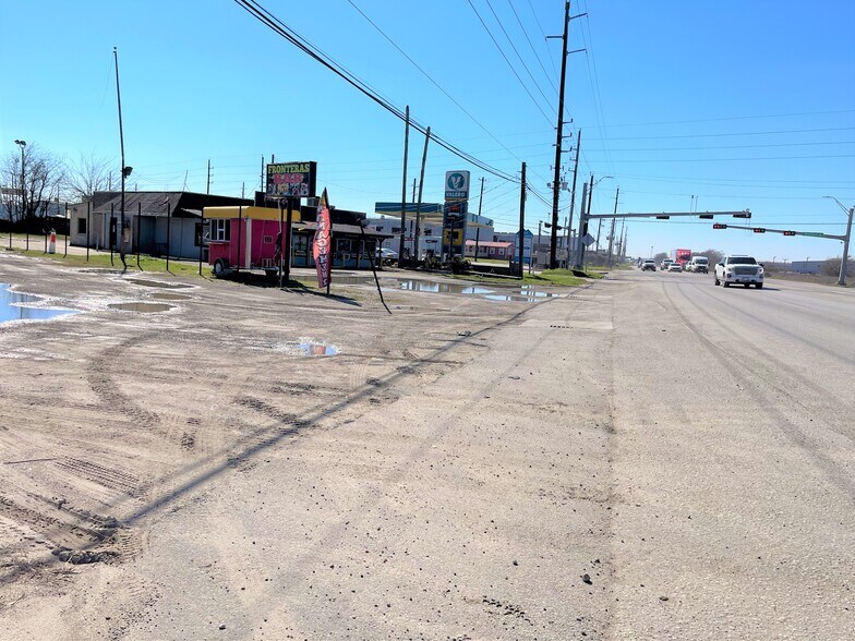 17422 Beaumont Hwy, Houston, TX à vendre - Photo de l’immeuble – Image 2 sur 15