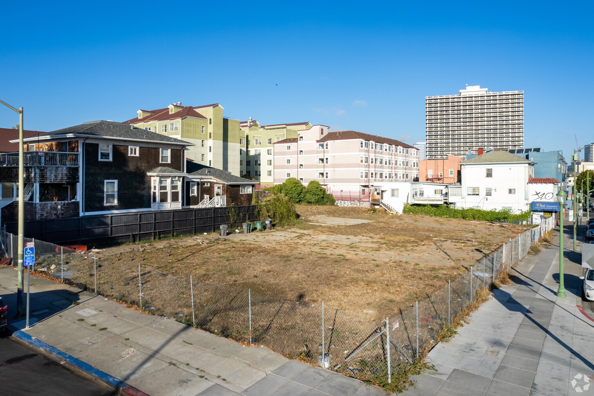 229 International Blvd, Oakland, CA à vendre Photo principale– Image 1 sur 18
