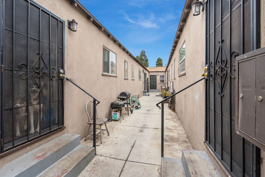 2751 E 14th St, Long Beach, CA à vendre - Photo de l’immeuble – Image 3 sur 27