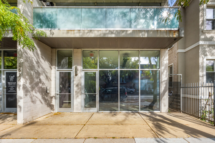 2624 W Armitage Ave, Chicago, IL à louer - Photo de l’immeuble – Image 1 sur 6