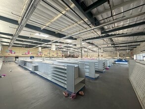 2100-2130 E Highland Ave, San Bernardino, CA à louer Photo de l’immeuble– Image 2 sur 9