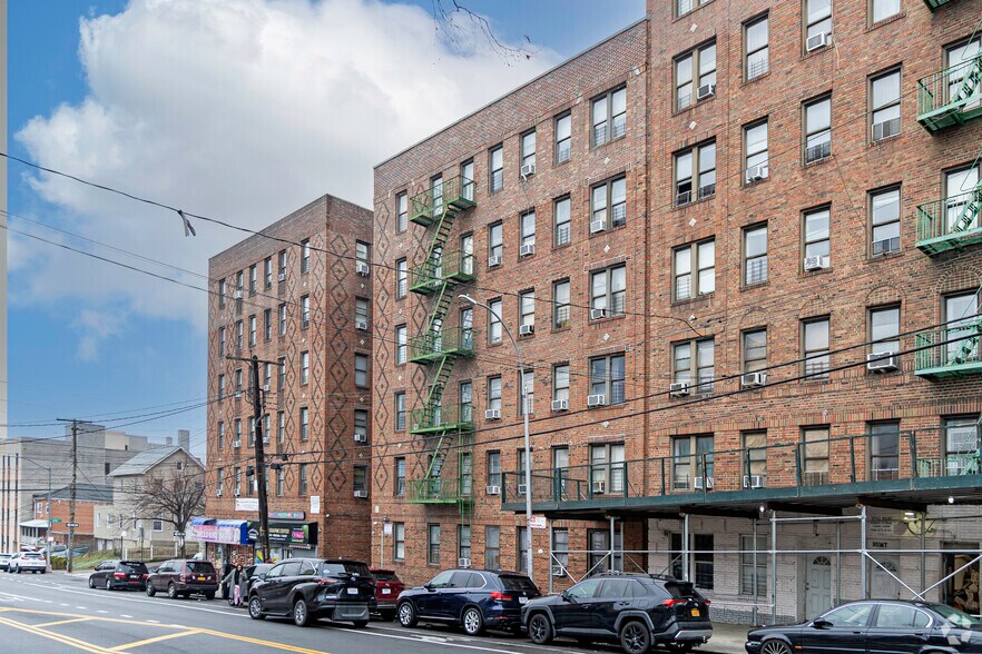 655 Burke Ave, Bronx, NY à vendre - Photo de l’immeuble – Image 2 sur 5