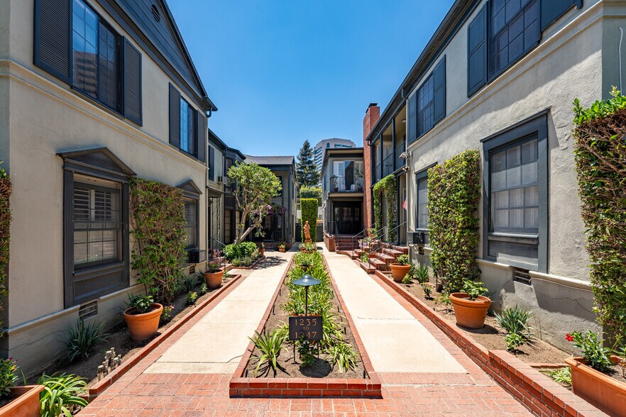 1235-1241 S Beverly Glen Blvd, Los Angeles, CA à vendre - Photo de l’immeuble – Image 1 sur 44