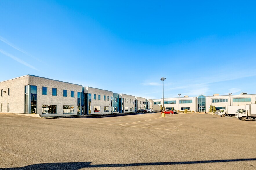 8740-8878 Blvd Pie-IX, Montréal, QC à louer - Photo de l’immeuble – Image 3 sur 32