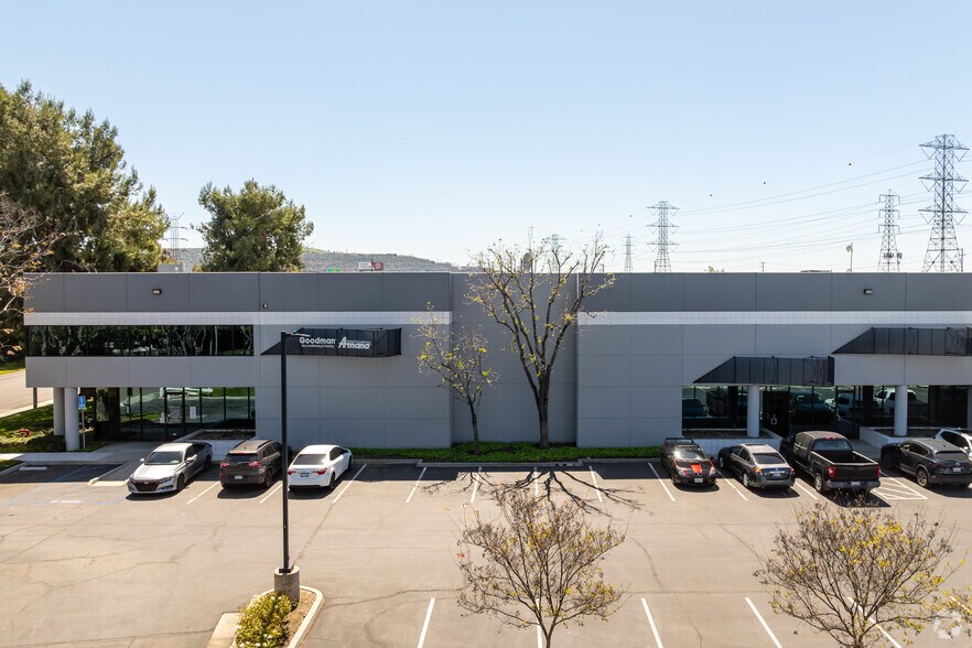 365 Cloverleaf Dr, Baldwin Park, CA à louer - Photo de l’immeuble – Image 2 sur 12