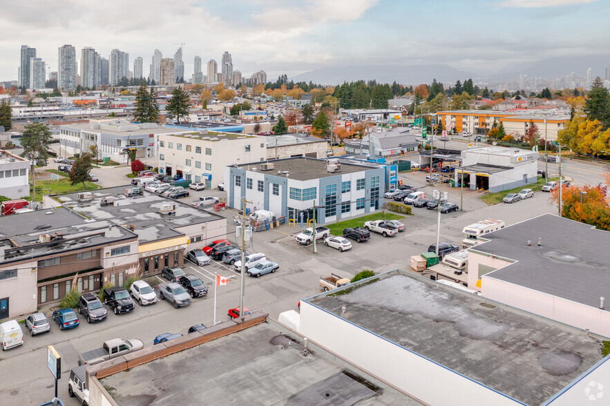 6991 Curragh Av, Burnaby, BC à louer - Photo de l’immeuble – Image 3 sur 14