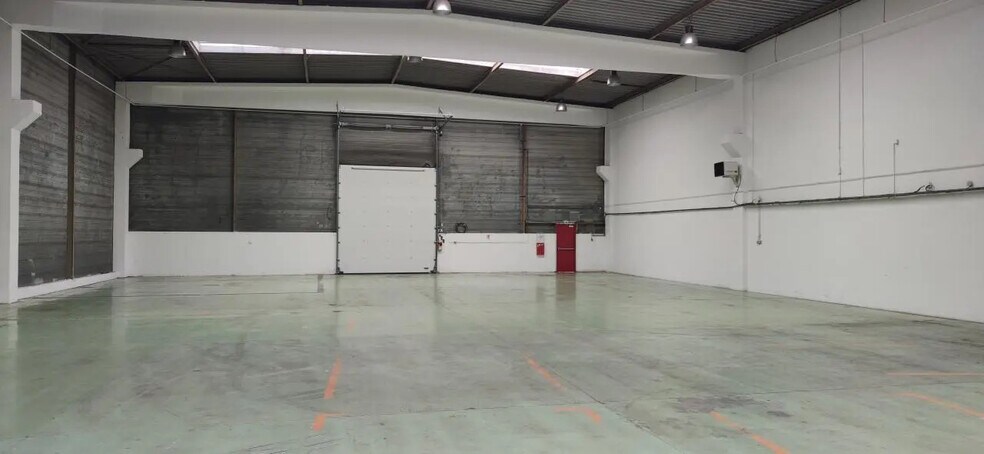 Local d’activités dans SAINT-OUEN-L'AUMONE à louer - Photo de l’immeuble – Image 3 sur 9