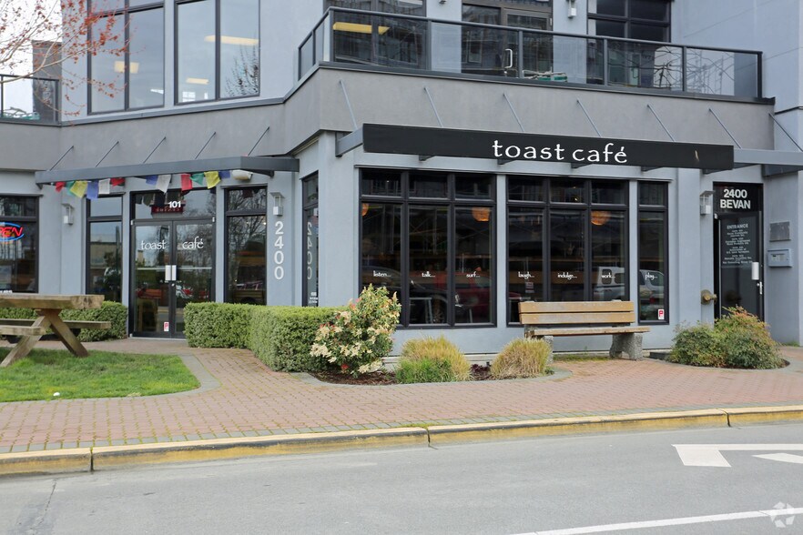 2400 Bevan Ave, Sidney, BC à vendre - Photo de l’immeuble – Image 2 sur 3