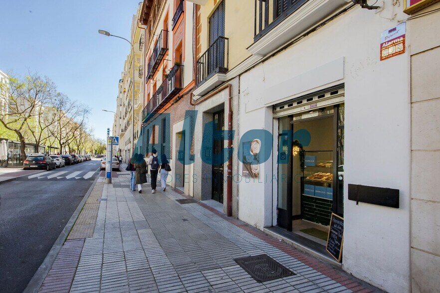 Immeuble residentiel dans Madrid, Madrid à vendre - Photo de l’immeuble – Image 2 sur 7